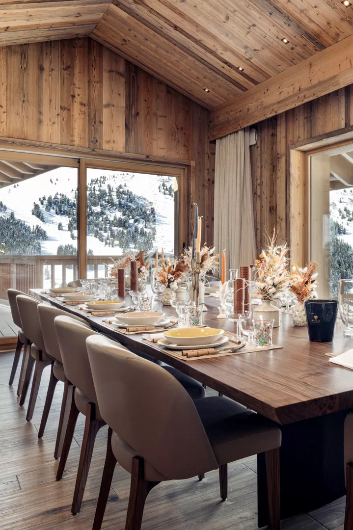 Station de ski renommée, Méribel offre un accès privilégié aux 3 Vallées, le plus grand domaine skiable du monde. Découvrez des pistes de ski pour tous niveaux et profitez d'un large choix d'activités hivernales dans un cadre naturel enchanteur.