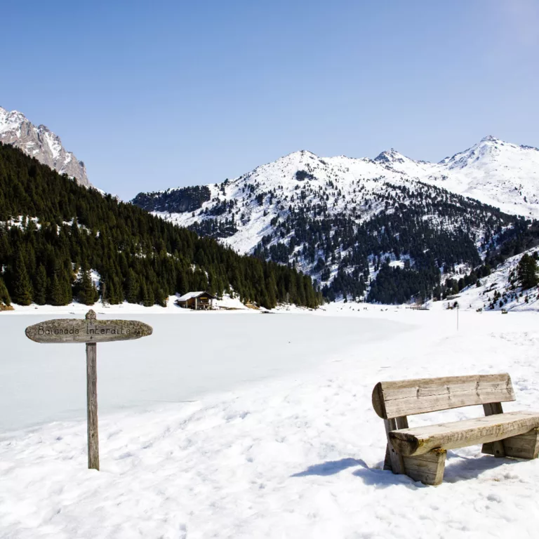 Station de ski renommée, Méribel offre un accès privilégié aux 3 Vallées, le plus grand domaine skiable du monde. Découvrez des pistes de ski pour tous niveaux et profitez d'un large choix d'activités hivernales dans un cadre naturel enchanteur.