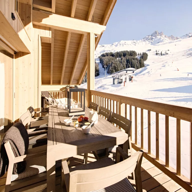 Station de ski renommée, Méribel offre un accès privilégié aux 3 Vallées, le plus grand domaine skiable du monde. Découvrez des pistes de ski pour tous niveaux et profitez d'un large choix d'activités hivernales dans un cadre naturel enchanteur.