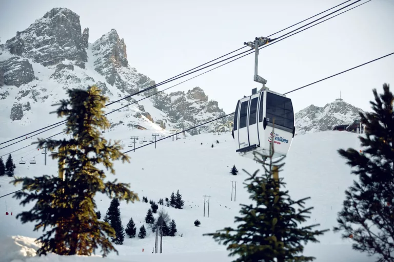 Station de ski renommée, Méribel offre un accès privilégié aux 3 Vallées, le plus grand domaine skiable du monde. Découvrez des pistes de ski pour tous niveaux et profitez d'un large choix d'activités hivernales dans un cadre naturel enchanteur.