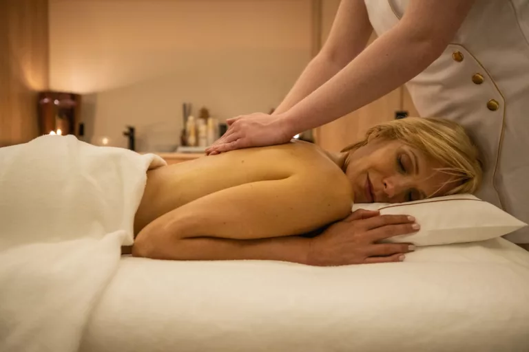 Station de ski renommée, Méribel offre un accès privilégié aux 3 Vallées, le plus grand domaine skiable du monde. Découvrez des pistes de ski pour tous niveaux et profitez d'un large choix d'activités hivernales dans un cadre naturel enchanteur.