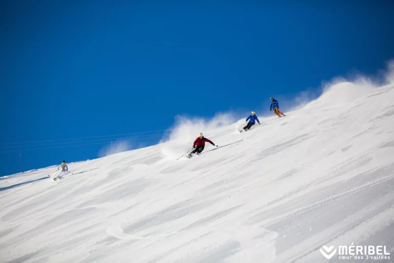 Station de ski renommée, Méribel offre un accès privilégié aux 3 Vallées, le plus grand domaine skiable du monde. Découvrez des pistes de ski pour tous niveaux et profitez d'un large choix d'activités hivernales dans un cadre naturel enchanteur.