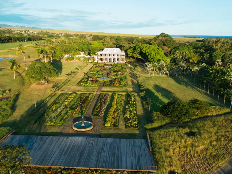 L'Île Maurice : Un paradis tropical pour un style de vie inédit. Plages de rêve, nature luxuriante et parcours de golf renommés vous invitent à vivre au rythme des tropiques.