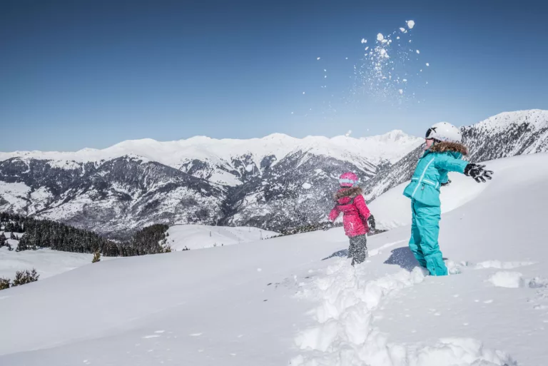 Descendez les pistes enneigées, respirez l'air frais des montagnes et vivez des moments inoubliables dans un cadre idyllique. La vie en montagne, c'est la passion du ski à l'état pur.