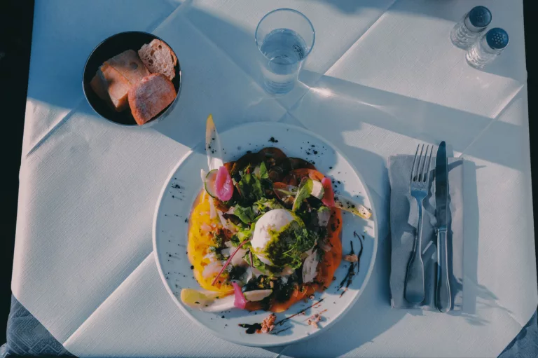 Descendez les pistes enneigées, respirez l'air frais des montagnes et vivez des moments inoubliables dans un cadre idyllique. La vie en montagne, c'est la passion du ski à l'état pur.