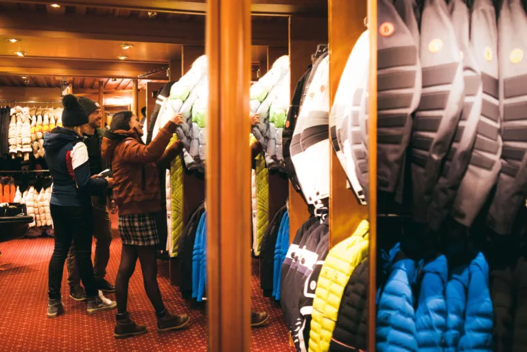 Descendez les pistes enneigées, respirez l'air frais des montagnes et vivez des moments inoubliables dans un cadre idyllique. La vie en montagne, c'est la passion du ski à l'état pur.