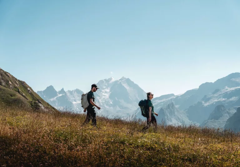 Descendez les pistes enneigées, respirez l'air frais des montagnes et vivez des moments inoubliables dans un cadre idyllique. La vie en montagne, c'est la passion du ski à l'état pur.