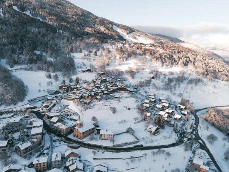 Descendez les pistes enneigées, respirez l'air frais des montagnes et vivez des moments inoubliables dans un cadre idyllique. La vie en montagne, c'est la passion du ski à l'état pur.