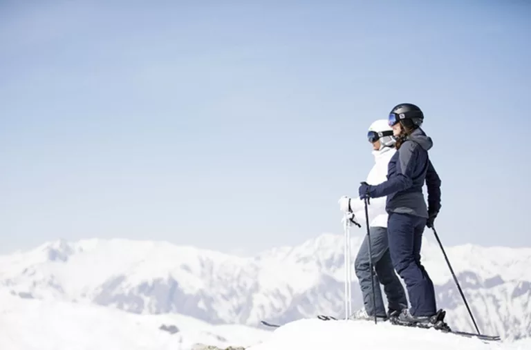 Station de ski renommée, Méribel offre un accès privilégié aux 3 Vallées, le plus grand domaine skiable du monde. Découvrez des pistes de ski pour tous niveaux et profitez d'un large choix d'activités hivernales dans un cadre naturel enchanteur.