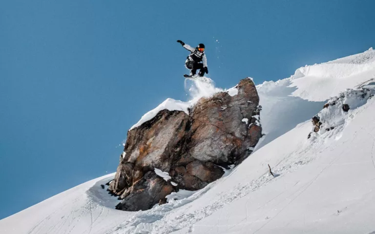 Descendez les pistes enneigées, respirez l'air frais des montagnes et vivez des moments inoubliables dans un cadre idyllique. La vie en montagne, c'est la passion du ski à l'état pur.